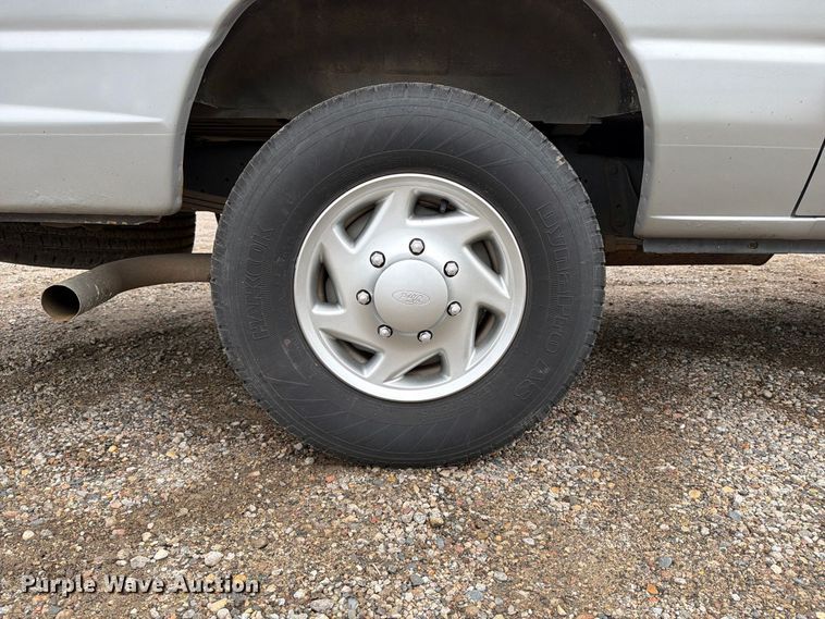 image for item FT7526 2013 Ford E350 Super Duty van