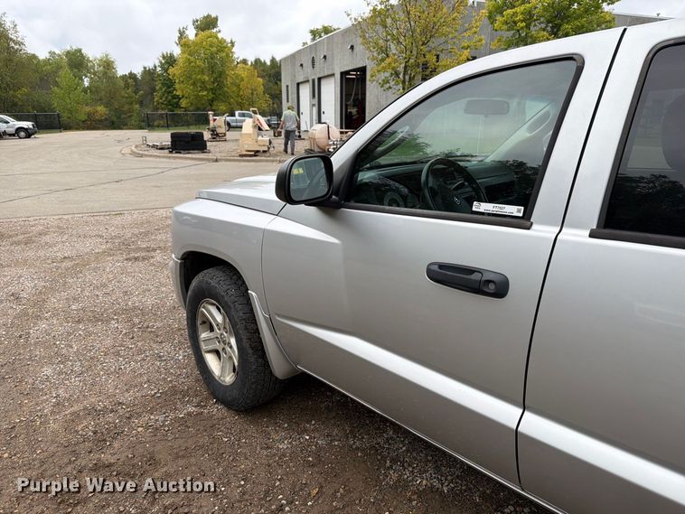 image for item FT7527 2011 Dodge Dakota Crew Cab pickup truck