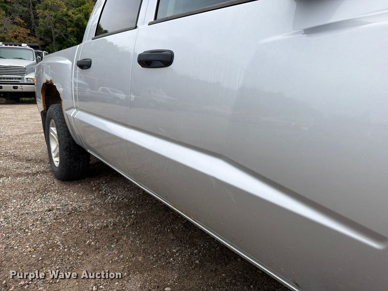 image for item FT7527 2011 Dodge Dakota Crew Cab pickup truck