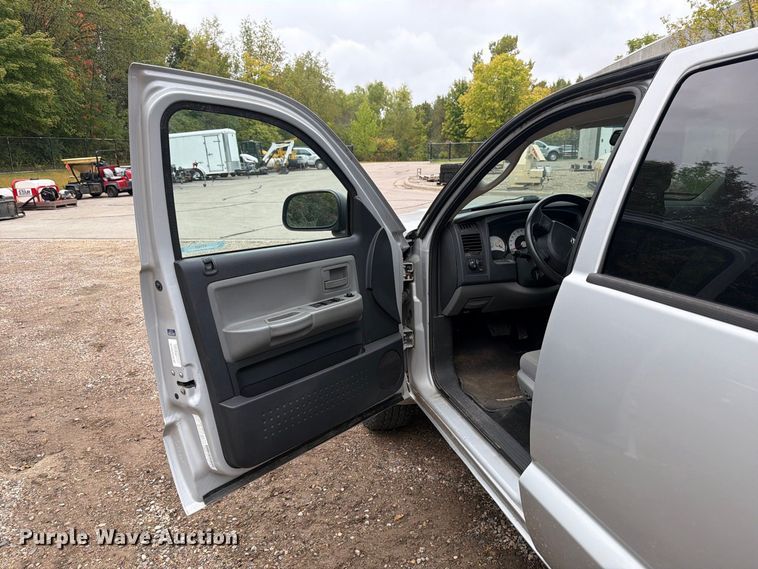 image for item FT7527 2011 Dodge Dakota Crew Cab pickup truck