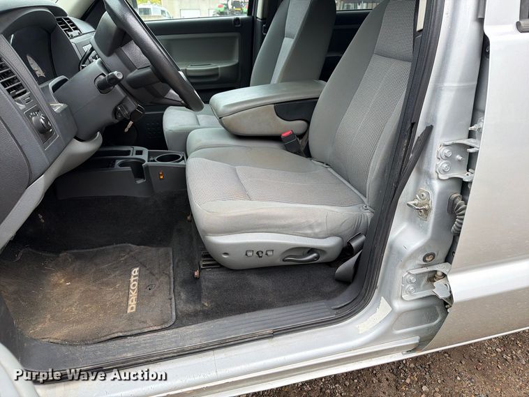 image for item FT7527 2011 Dodge Dakota Crew Cab pickup truck