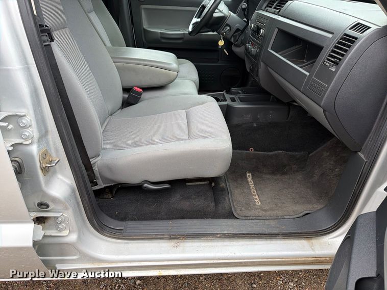 image for item FT7527 2011 Dodge Dakota Crew Cab pickup truck