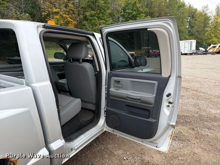 image for item FT7527 2011 Dodge Dakota Crew Cab pickup truck