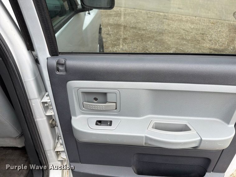 image for item FT7527 2011 Dodge Dakota Crew Cab pickup truck