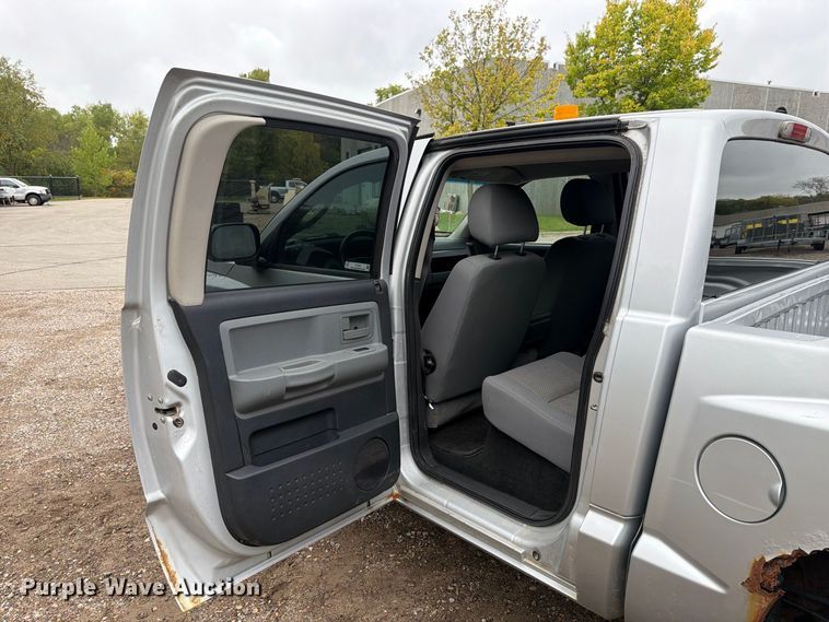 image for item FT7527 2011 Dodge Dakota Crew Cab pickup truck