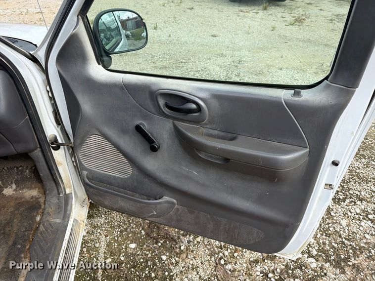 image for item FU4715 2002 Ford F150 pickup truck