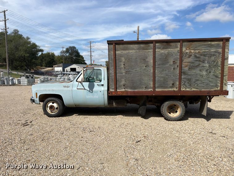 image for item FU4718 1974 Chevrolet C30 dump bed pickup truck