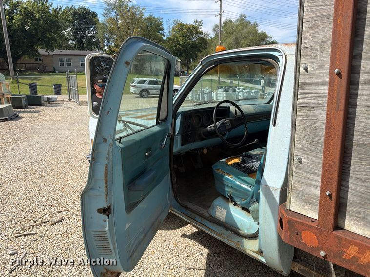 image for item FU4718 1974 Chevrolet C30 dump bed pickup truck