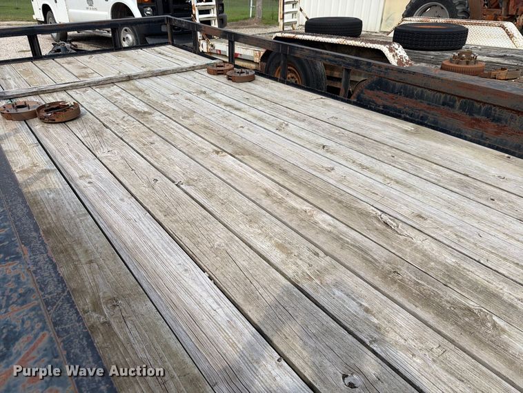 image for item NF9726 2011 Lamar Utility utility trailer