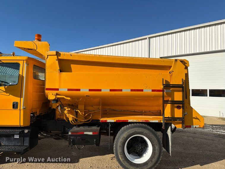 image for item OE9745 2001 Freightliner FL70 dump truck