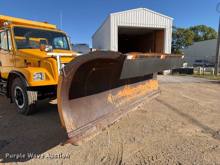 image for item OE9745 2001 Freightliner FL70 dump truck