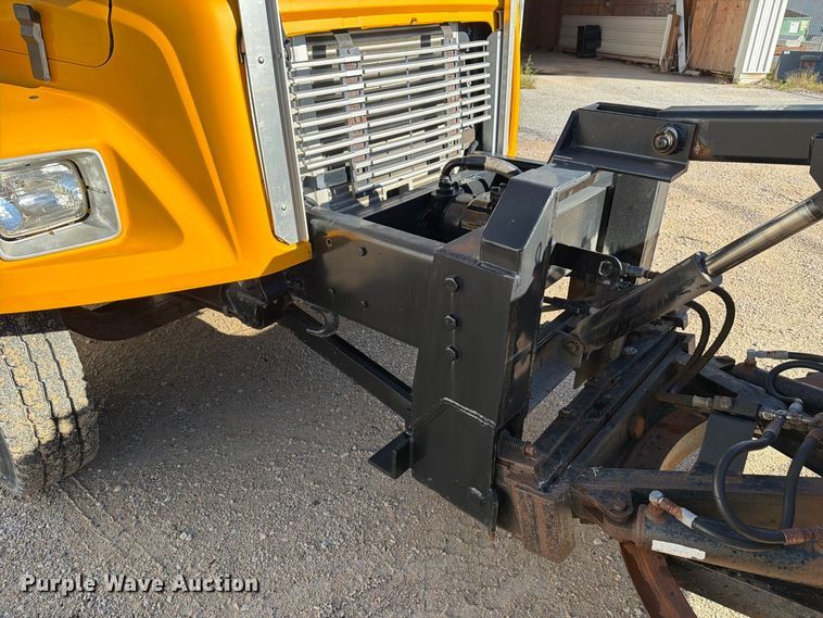 image for item OE9745 2001 Freightliner FL70 dump truck