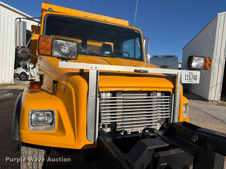 image for item OE9745 2001 Freightliner FL70 dump truck