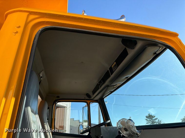 image for item OE9745 2001 Freightliner FL70 dump truck