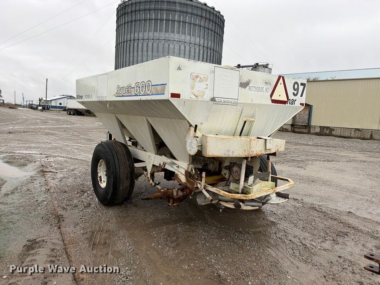 image for item DT3016 Willmar Super 600 spreader