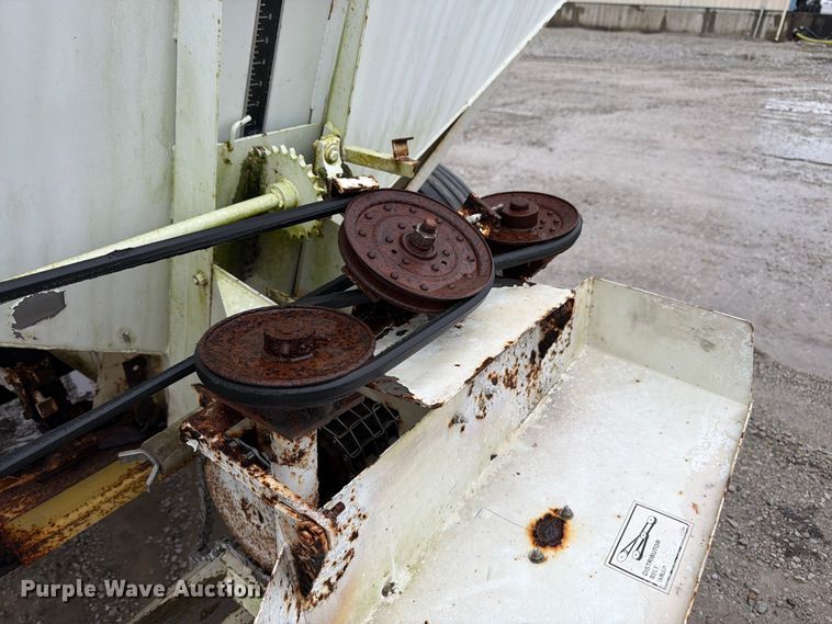 image for item DT3016 Willmar Super 600 spreader