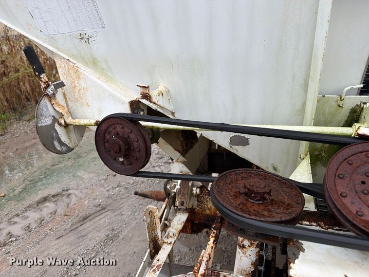 image for item DT3016 Willmar Super 600 spreader