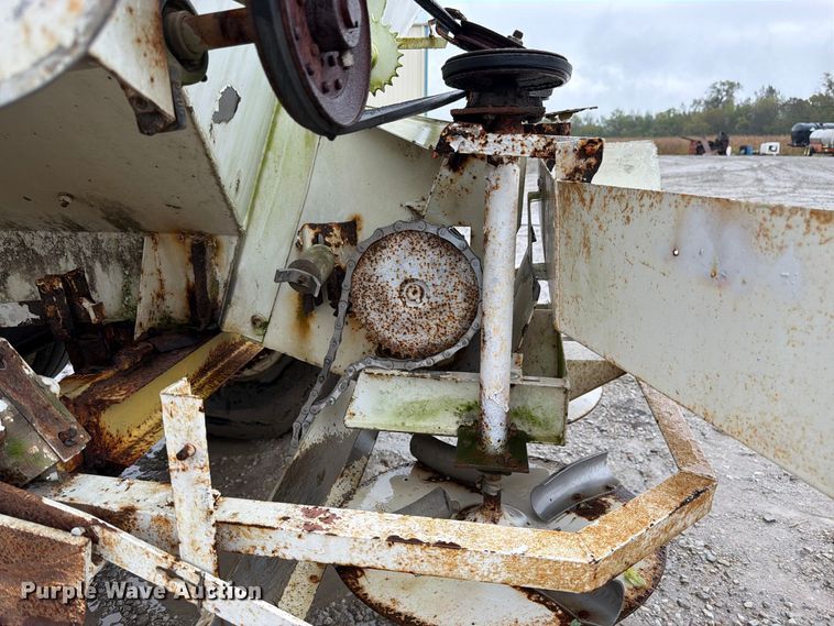 image for item DT3016 Willmar Super 600 spreader
