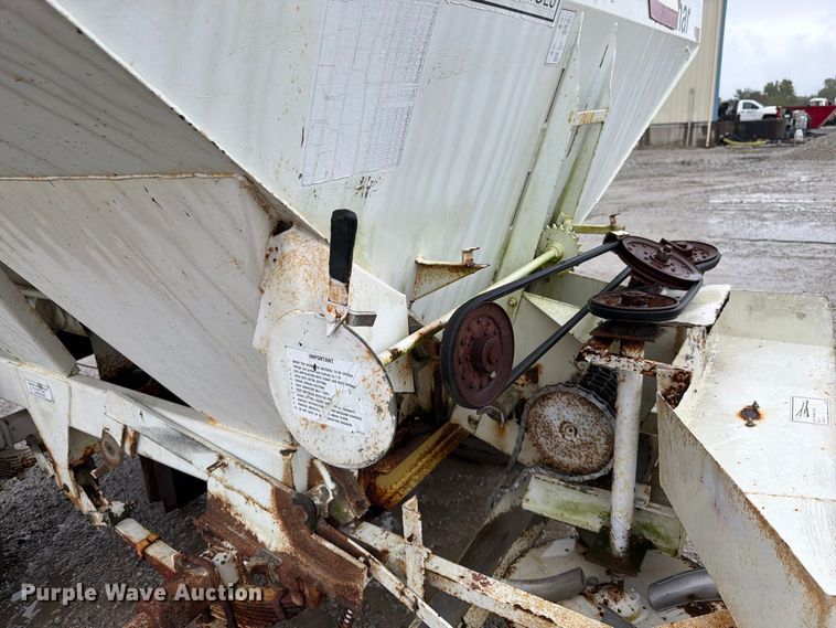 image for item DT3016 Willmar Super 600 spreader