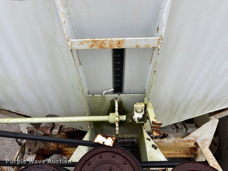 image for item DT3016 Willmar Super 600 spreader