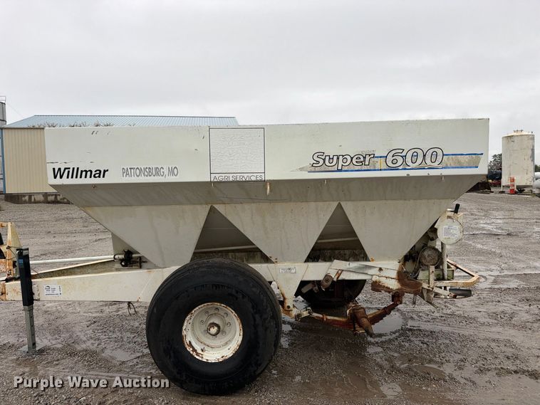 image for item DT3016 Willmar Super 600 spreader