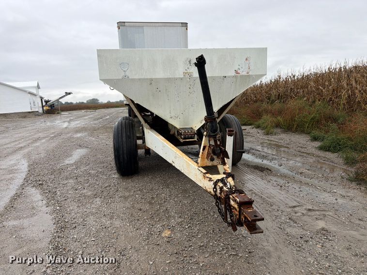 image for item DT3017 Willmar 600 spreader