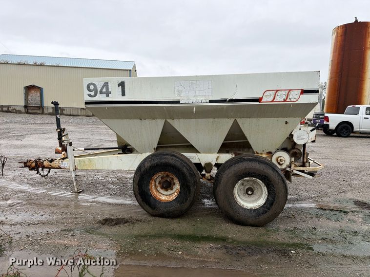image for item DT3017 Willmar 600 spreader