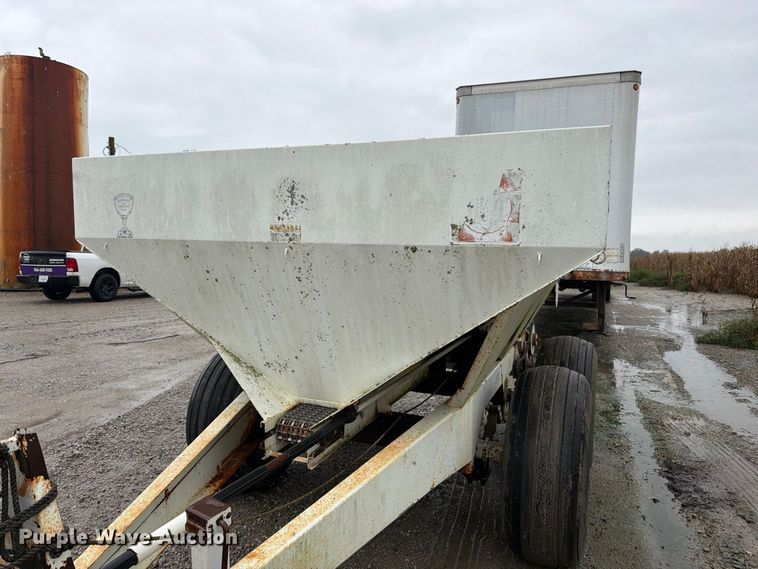 image for item DT3017 Willmar 600 spreader