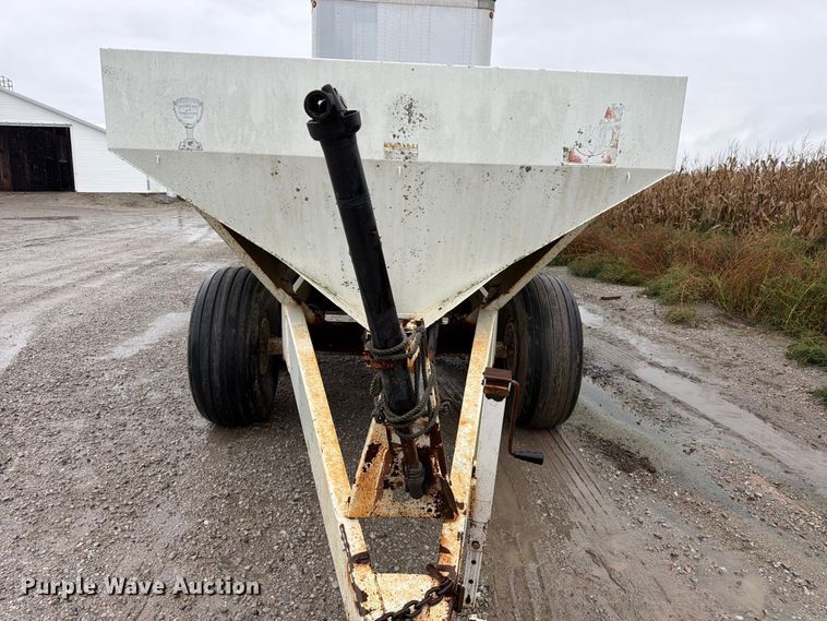 image for item DT3017 Willmar 600 spreader