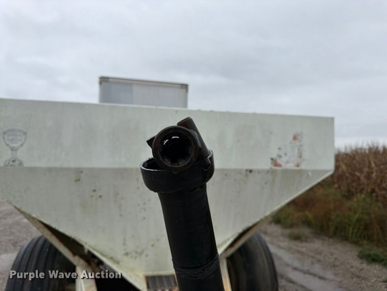 image for item DT3017 Willmar 600 spreader
