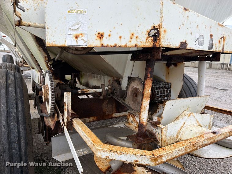 image for item DT3017 Willmar 600 spreader