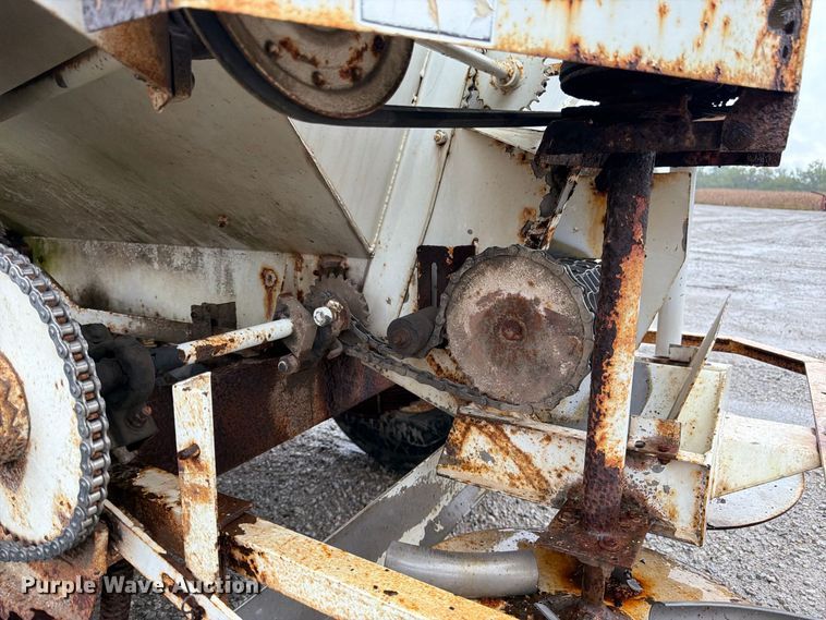 image for item DT3017 Willmar 600 spreader