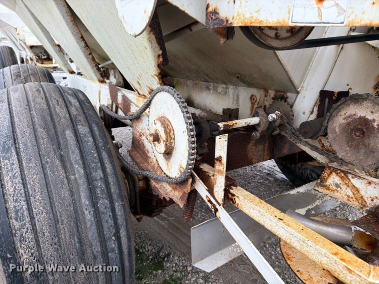 image for item DT3017 Willmar 600 spreader