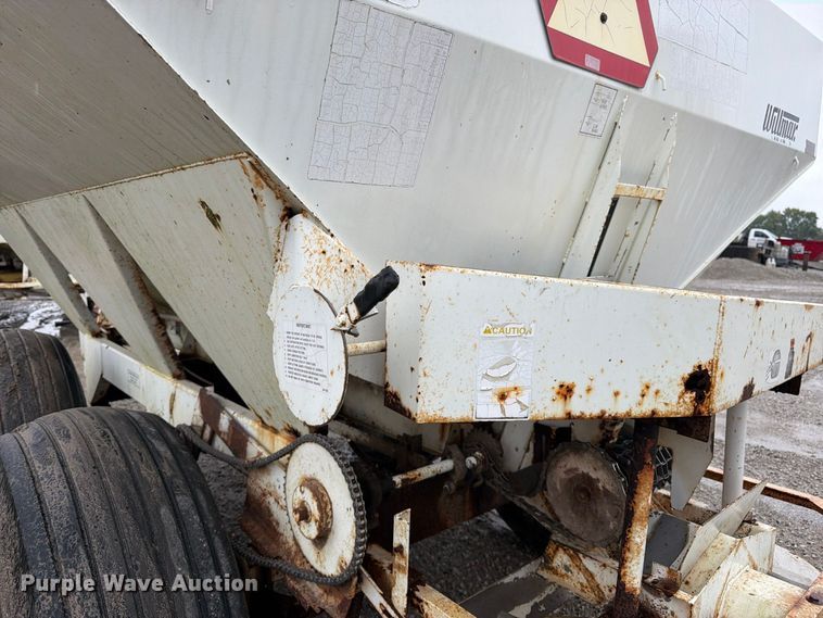 image for item DT3017 Willmar 600 spreader