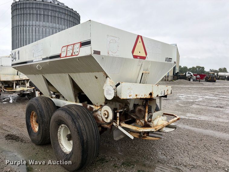 image for item DT3017 Willmar 600 spreader