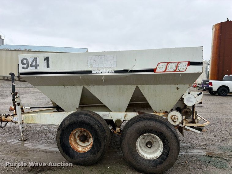 image for item DT3017 Willmar 600 spreader