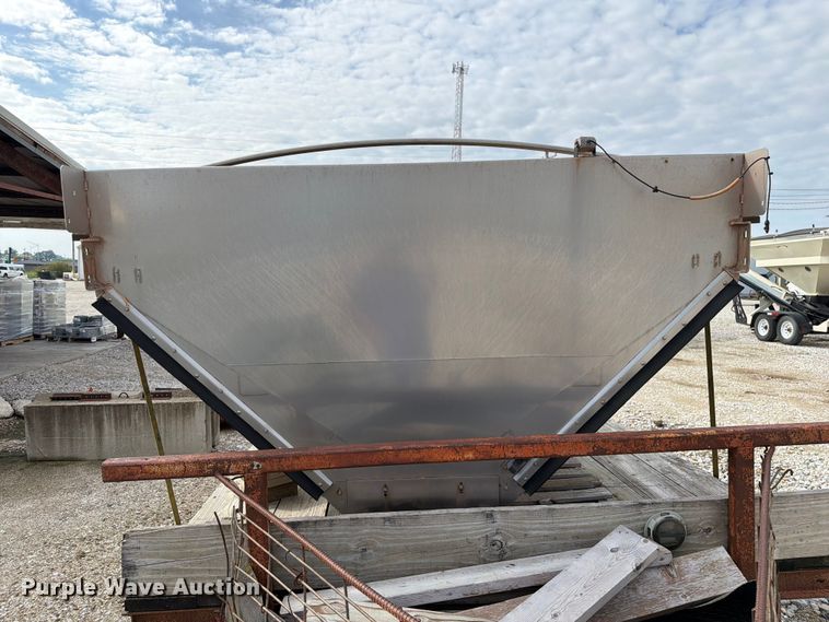 image for item DZ4898 New Leader L4000G spreader bed