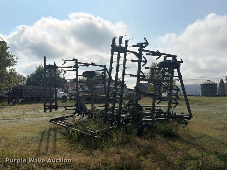 image for item EG6370 John Deere 1000 field cultivator