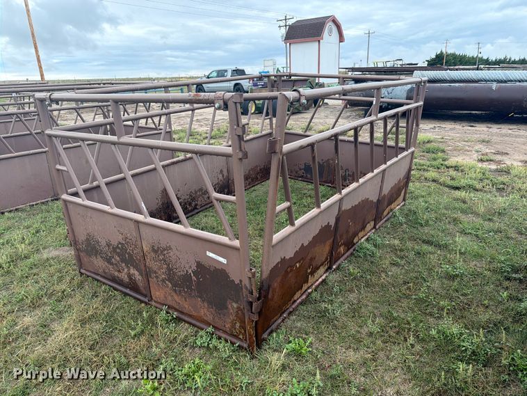 Hay bale feeder