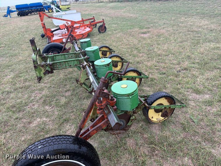 image for item EI7718 John Deere planter