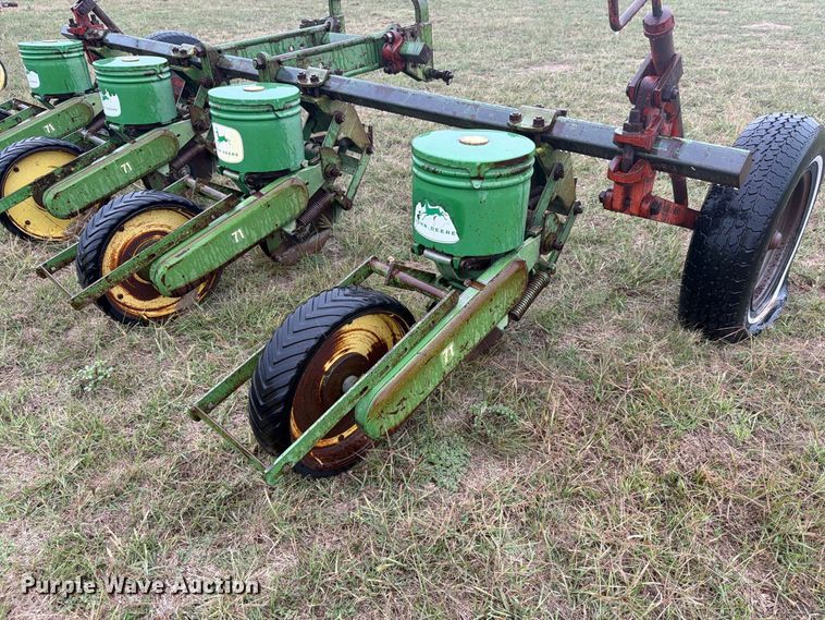 image for item EI7718 John Deere planter