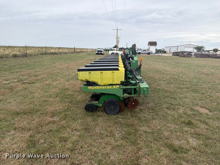 image for item EI7721 2011 John Deere 1720 planter