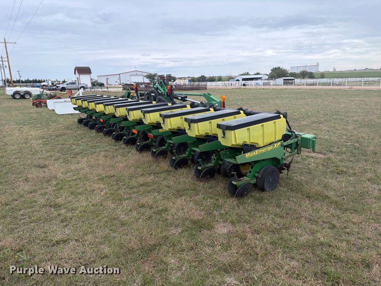 image for item EI7721 2011 John Deere 1720 planter