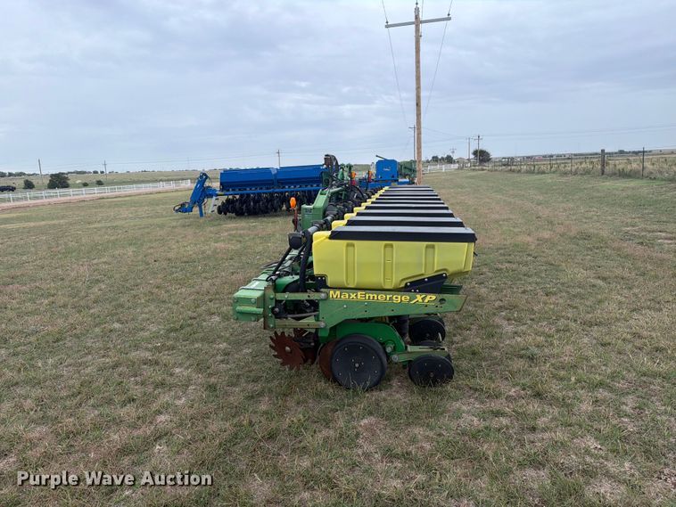 image for item EI7721 2011 John Deere 1720 planter