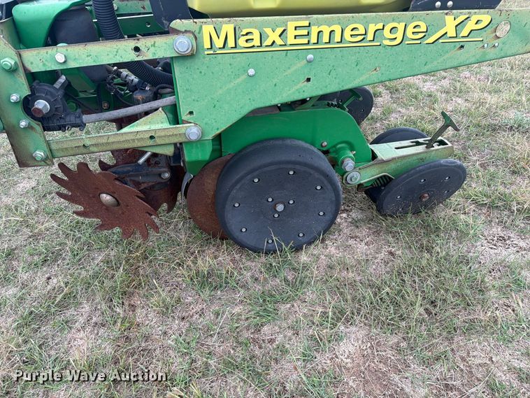image for item EI7721 2011 John Deere 1720 planter