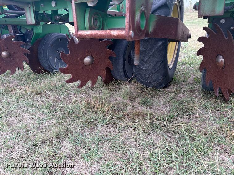 image for item EI7721 2011 John Deere 1720 planter