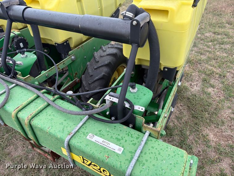 image for item EI7721 2011 John Deere 1720 planter