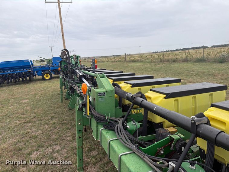 image for item EI7721 2011 John Deere 1720 planter