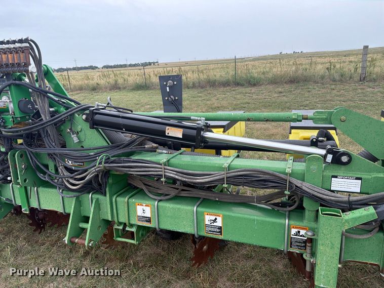 image for item EI7721 2011 John Deere 1720 planter
