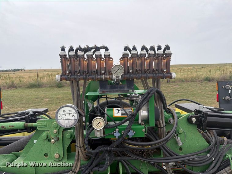 image for item EI7721 2011 John Deere 1720 planter